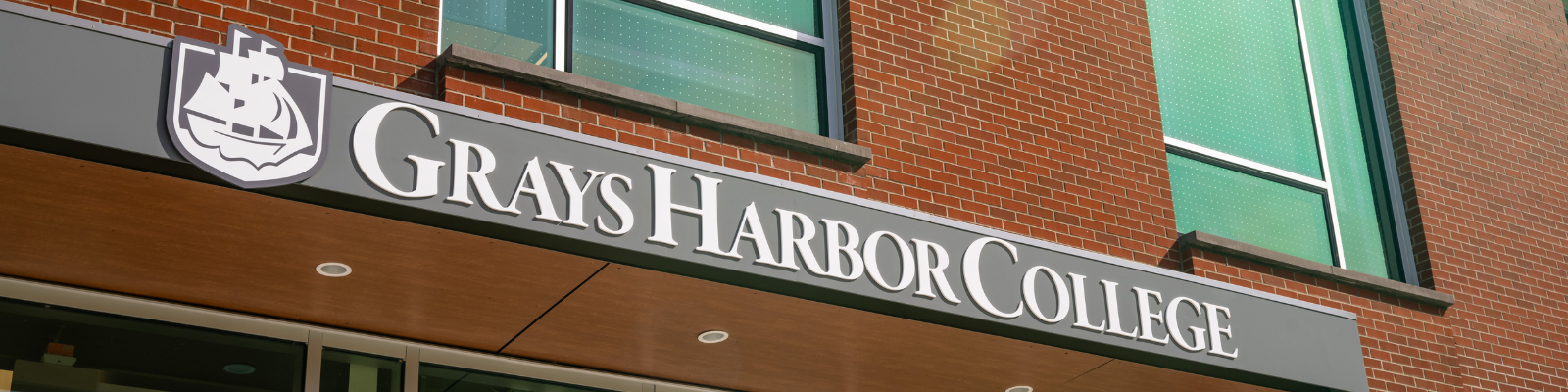 The GHC logo on an above entry way sign that says "Grays Harbor College"