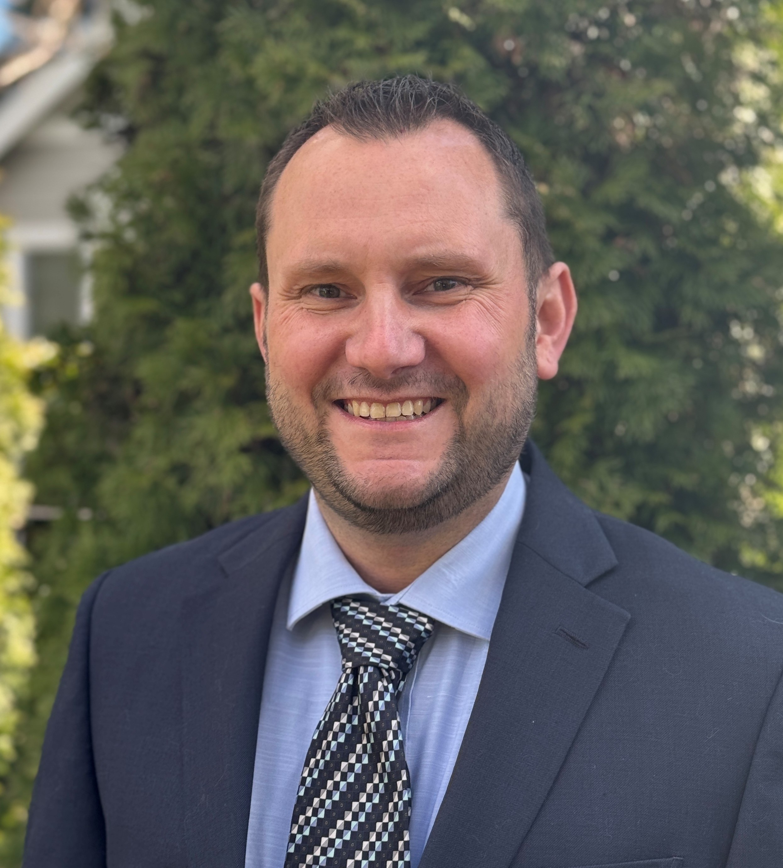 Jason Gordon smiles in his headshot